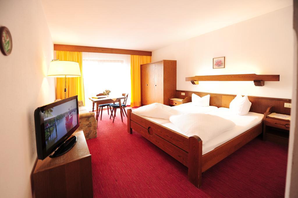 Hotel Garni Lamm Nauders Habitación foto